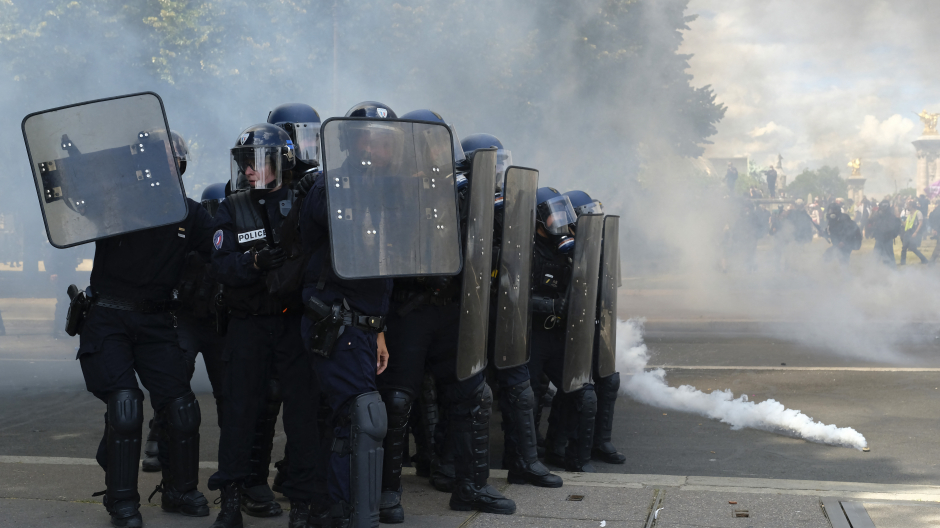 Policías antidisturbios franceses tratan de contener una protesta violenta
