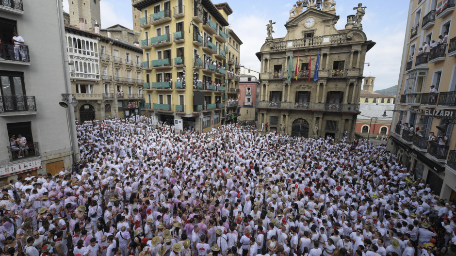 Miles de personas se concentran en la Plaza Consistorial de Pamplona, horas antes del chupinazo anunciador de los Sanfermines 2023.