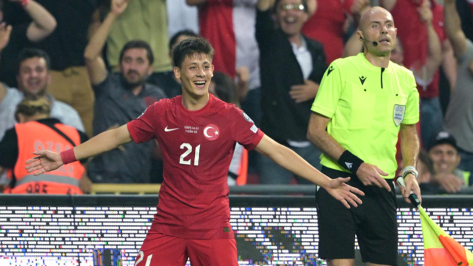 A pesar de tener solo 18 años, Güler ya es fijo en la selección de Turquía