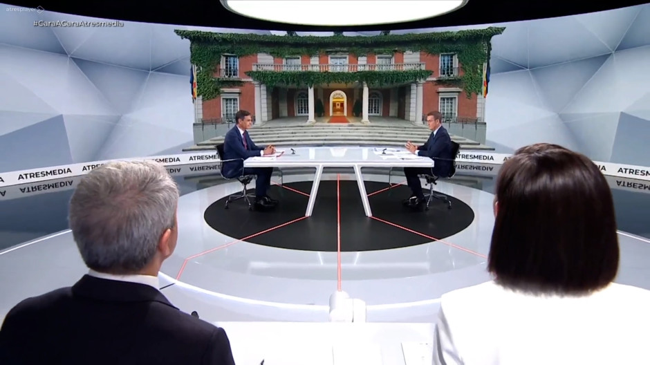 Pedro Sánchez y Alberto Núñez Feijóo durante el debate en Atresmedia