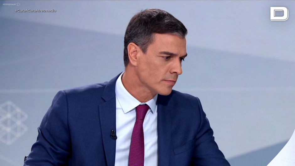 Pedro Sánchez, al leer la crítica de Consuelo Ordóñez