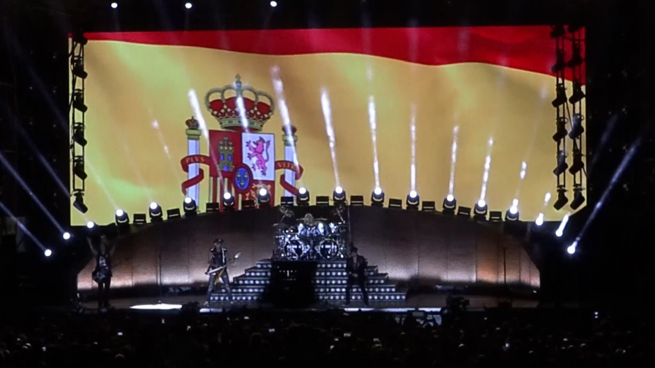 La bandera de España en las pantallas del concierto de Sorpions