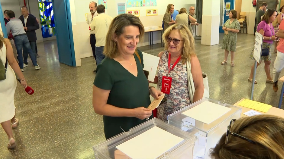 Teresa Ribera ejerciendo su derecho a voto
