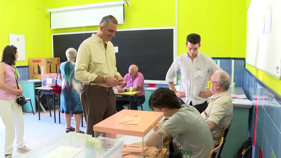 Ortega Smith ejerciendo su derecho a voto