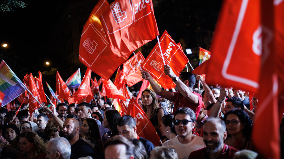 Banderas socialistas en la calle Ferraz de Madrid