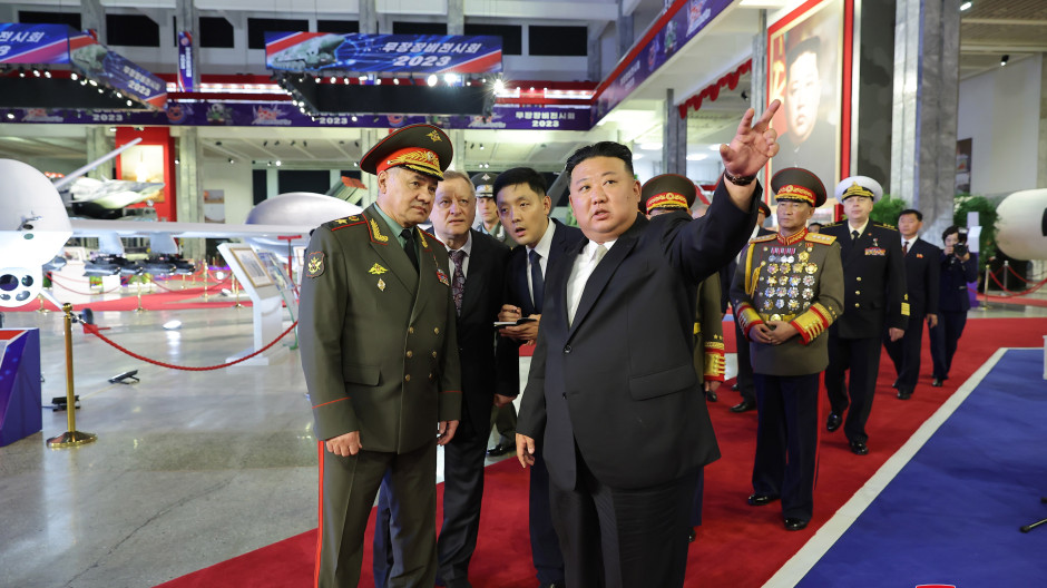 Líder norcoreano y ministro de Defensa ruso visitan una exposición de armamento en Pionyang