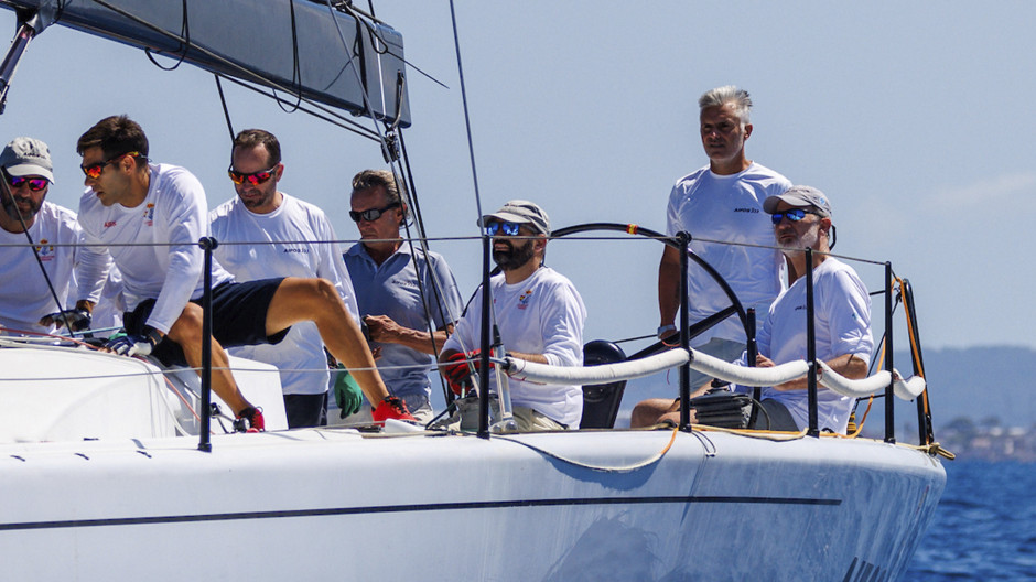 El Rey Felipe VI a bordo del 'Aifos', barco de la Armada Española, durante la Copa del Rey de Vela