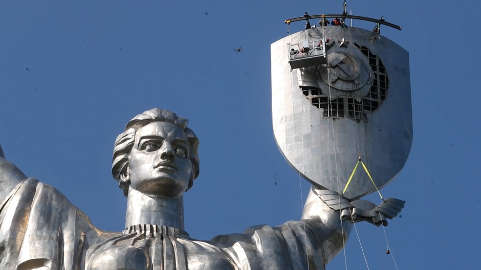 Ucrania retira la hoz y el martillo del monumento de la «Madre Patria» en Kiev