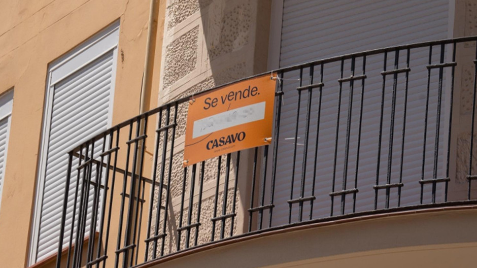 Cartel de 'Se Vende' en un balcón de una vivienda en Barcelona.