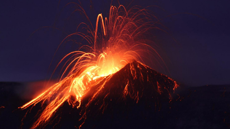 El Etna, el volcán más activo de Europa, ilumina el cielo nocturno con sus erupciones