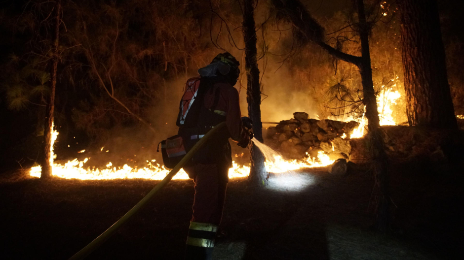 Los miembros de la Unidad militar de emergencias (UME) trabajaban el 18 de agosto en labores de extinción del incendio forestal de la isla de Tenerife. En esa fecha ya había afectado a 3.273 hectáreas de ocho municipios.