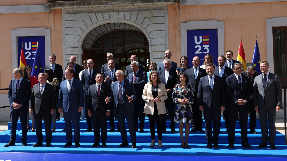 Borrell y Albares posan junto al resto de ministros de Exteriores de la UE este jueves en Toledo