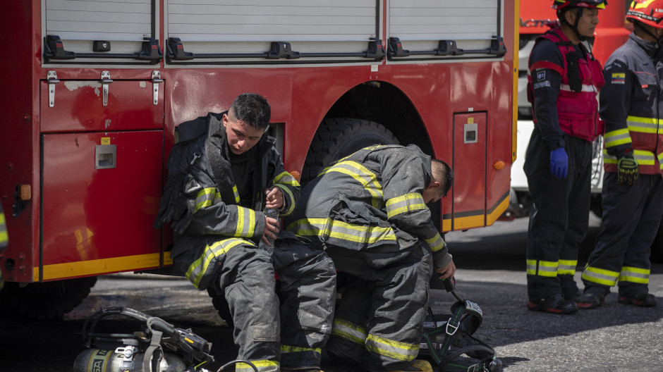 Bomberos que combaten el fuego en Quito