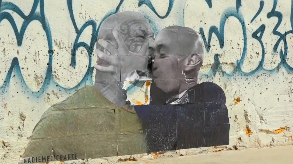 Mural de Luis Rubiales besando a Myke Tyson