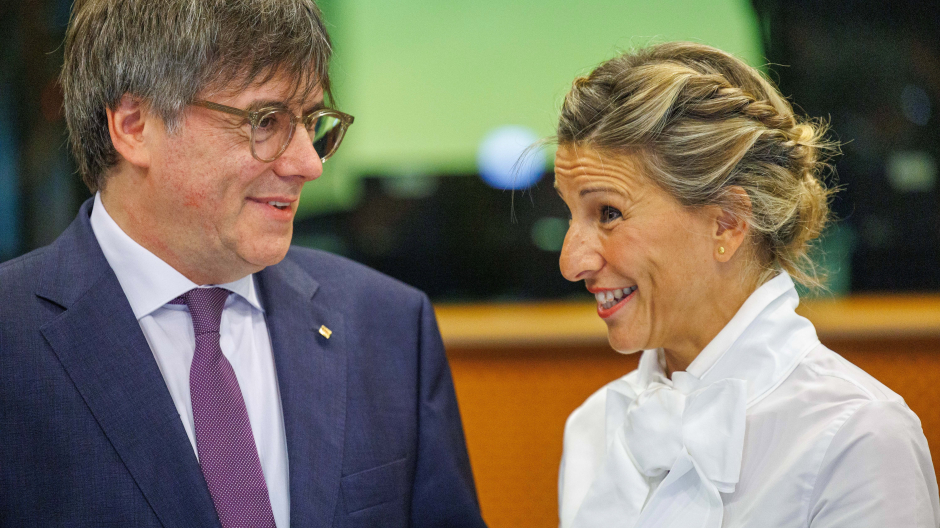 Carles Puigdemont y Yolanda Díaz, durante su reunión en el Parlamento Europeo