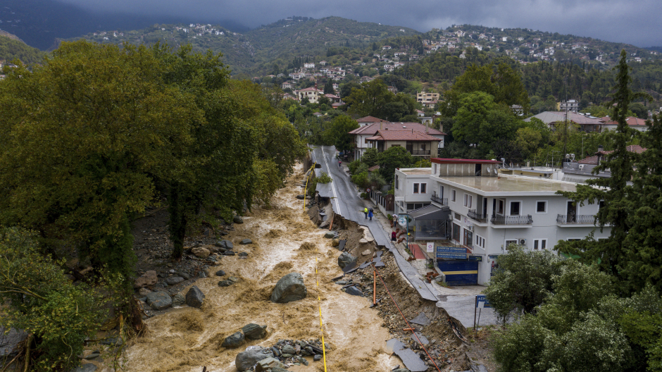 Vista aérea de una carretera parcialmente destruida en una zona inundada en la ciudad de Volos