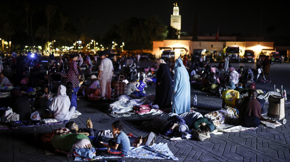 Los residentes se quedan en una plaza de Marrakech