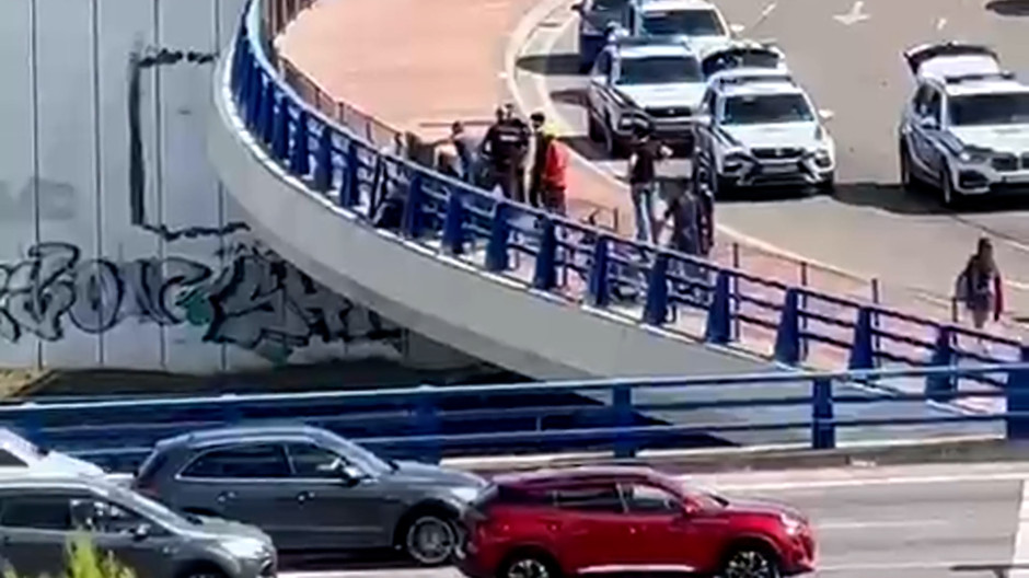 La Policía logra rescatar a un hombre que iba a saltar de un puente en Vallecas