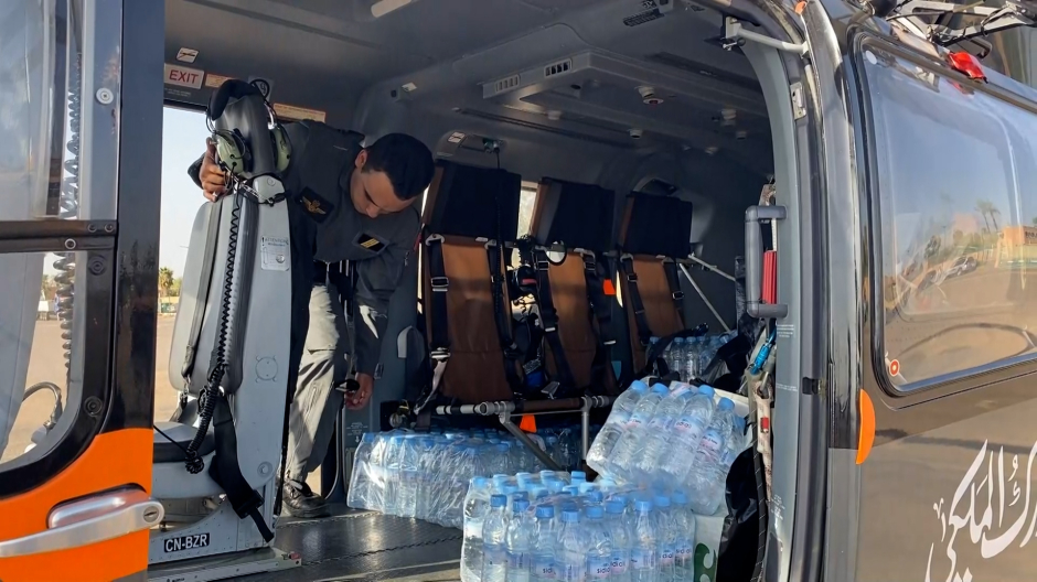 La ejército transporta víveres a las aldeas más remotas del Atlas tras el terremoto