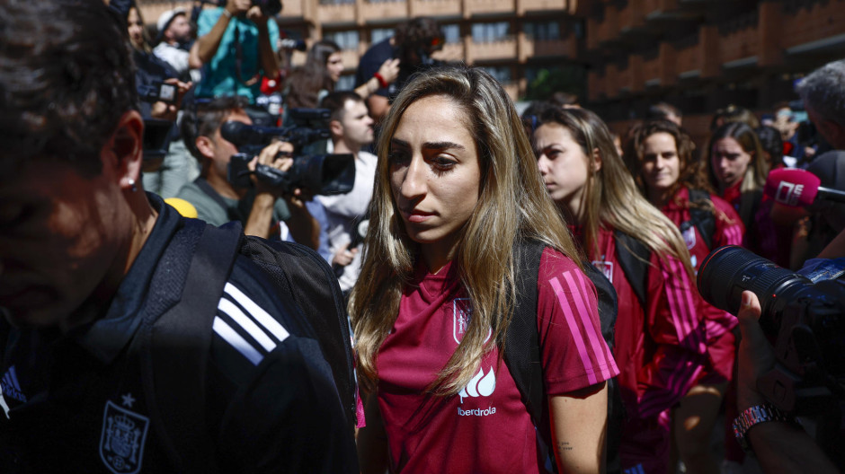 Olga Carmona, en primer plano, con más compañeras en el momento de viajar de Madrid a Valencia