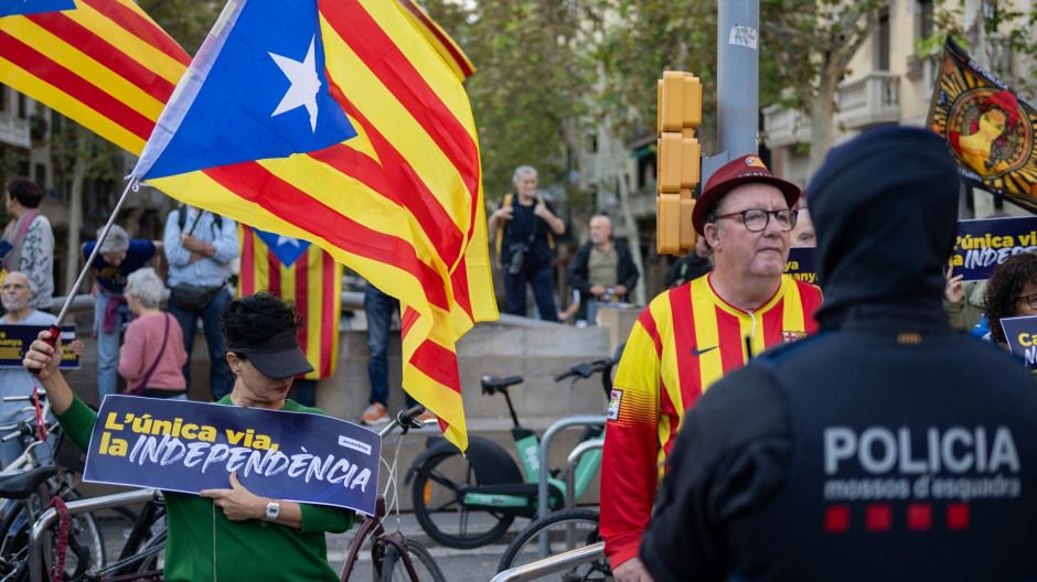 Un grupo de independentistas se concentra durante el encuentro europeo de ministros de Transportes, en Barcelona