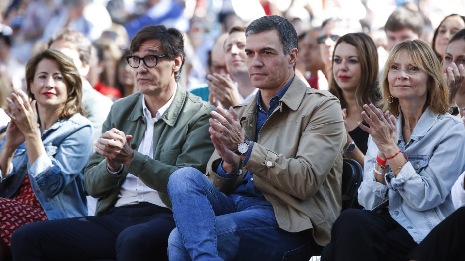 El presidente del Gobierno en funciones y secretario general del PSOE, Pedro Sánchez (2d)