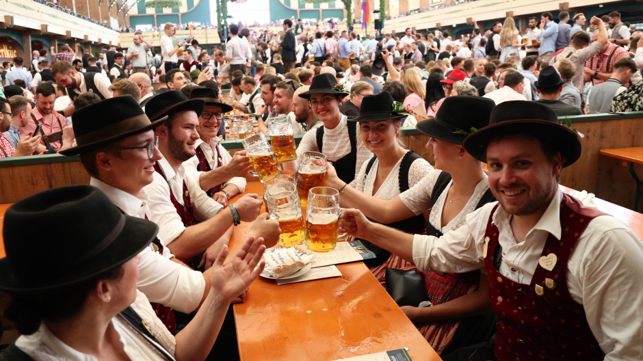 Alemanes brindando por el Oktoberfest