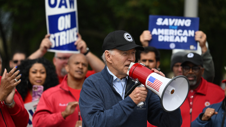 El presidente Joe Biden junto con huelguistas del sindicato United Auto Workers