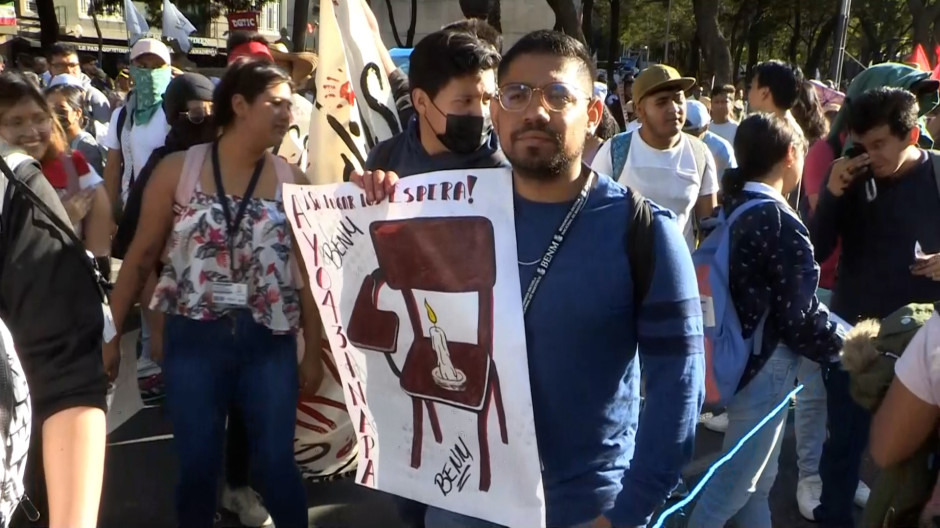 Miles de personas exigen justicia por los 43 de Ayotzinapa en el noveno ...