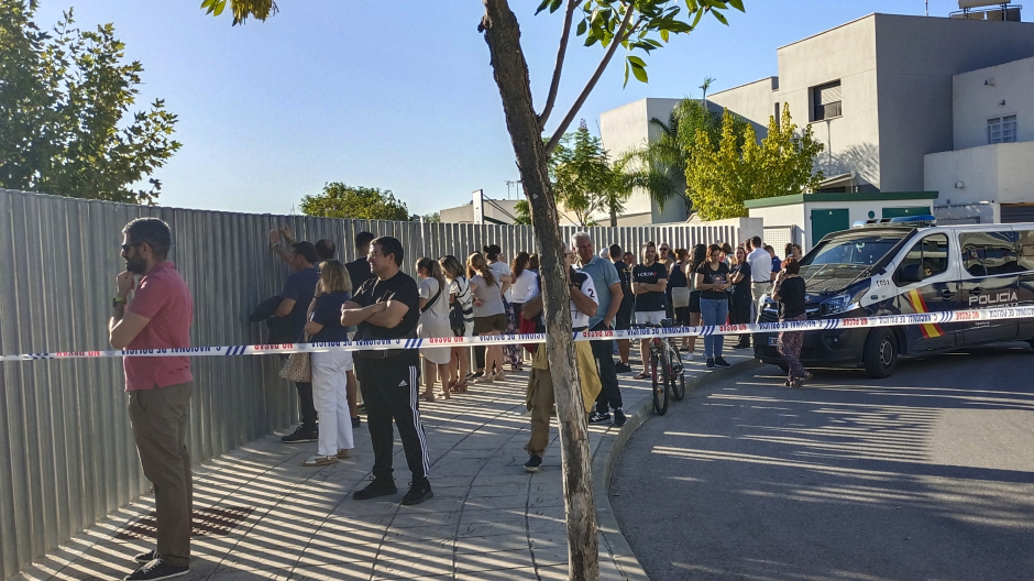 Personas a las puertas del instituto de Jerez de la Frontera donde ha tenido lugar el suceso