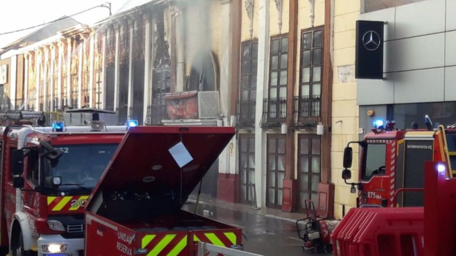 Bomberos sofocando el fuego de la discoteca Teatre de Murcia