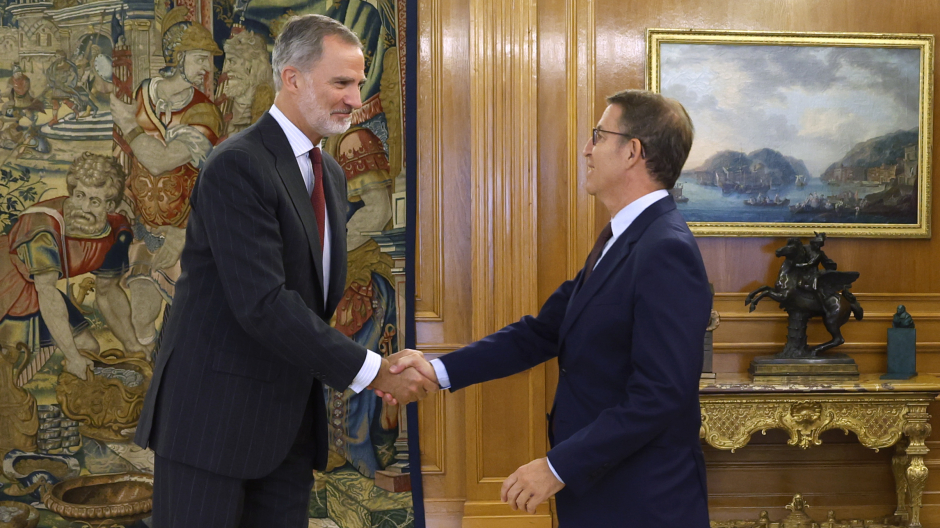 El Rey recibe al líder del Partido Popular, Alberto Núñez Feijóo, antes de mantener un encuentro en el marco de la ronda de contactos para designar nuevo candidato al Gobierno de España