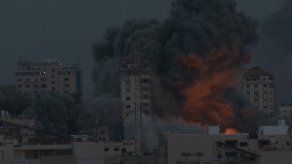 Impactante bombardeo sobre Gaza en el que cae un conjunto de edificios