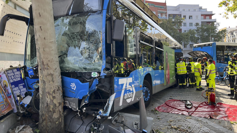 Un conductor de la EMT sufre una indisposición,  estrella su autobús y deja seis heridos