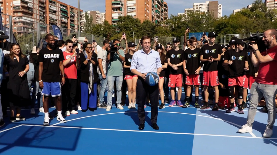 Almeida inaugura dos pistas de baloncesto en Rodríguez Sahagún II