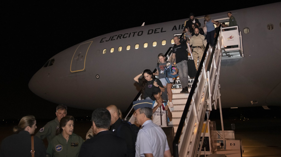 Españoles evacuados llegando a la base de Torrejón de Ardoz