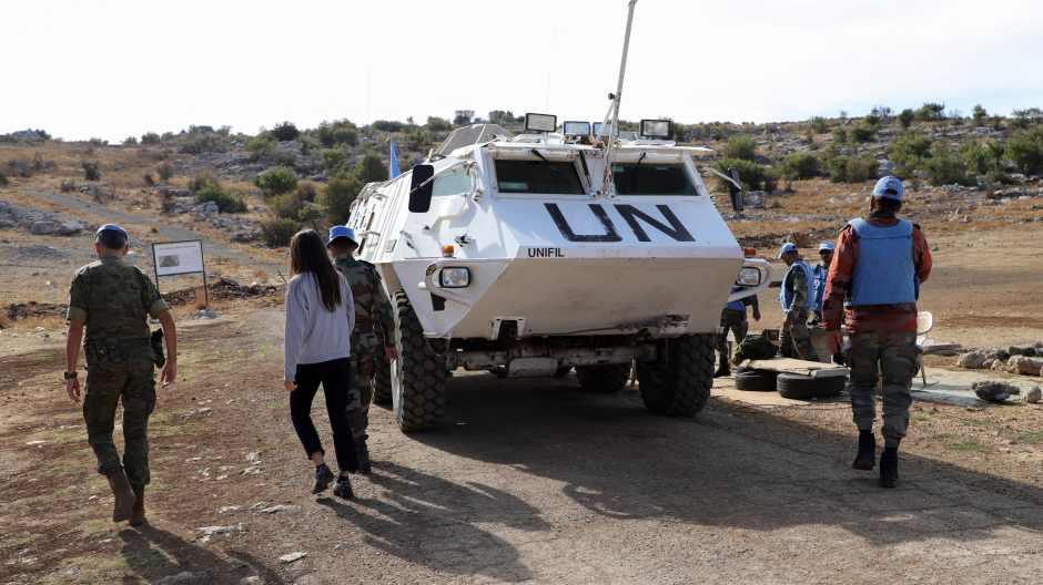 Un vehículo blanco de Naciones Unidos en la línea de demarcación que separa el Líbano de Israel