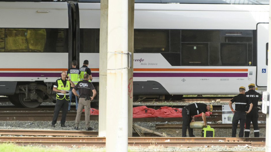 GRAFAND5699. SEVILLA, 16/10/2023.- Agentes del Cuerpo Nacional de Policía, de la UME y de seguridad de Renfe junto al cuerpo de una persona que ha sido hallado este lunes entre dos vagones de un tren en la estación de Santa Justa de Sevilla, donde el pasado jueves desapareció el joven cordobés de 18 años Álvaro Prieto. EFE/ Raúl Caro