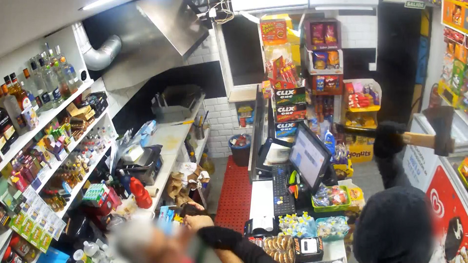 El robo a hachazos en una tienda de Cádiz que termina con el ladrón ...