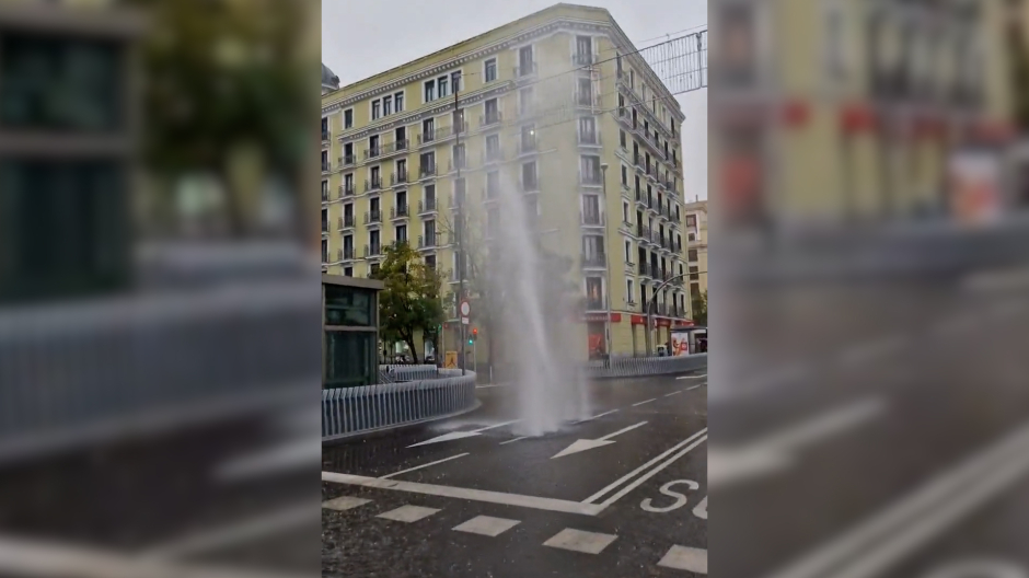 La intensa lluvia en Madrid provoca un 'géiser' en mitad de la capital