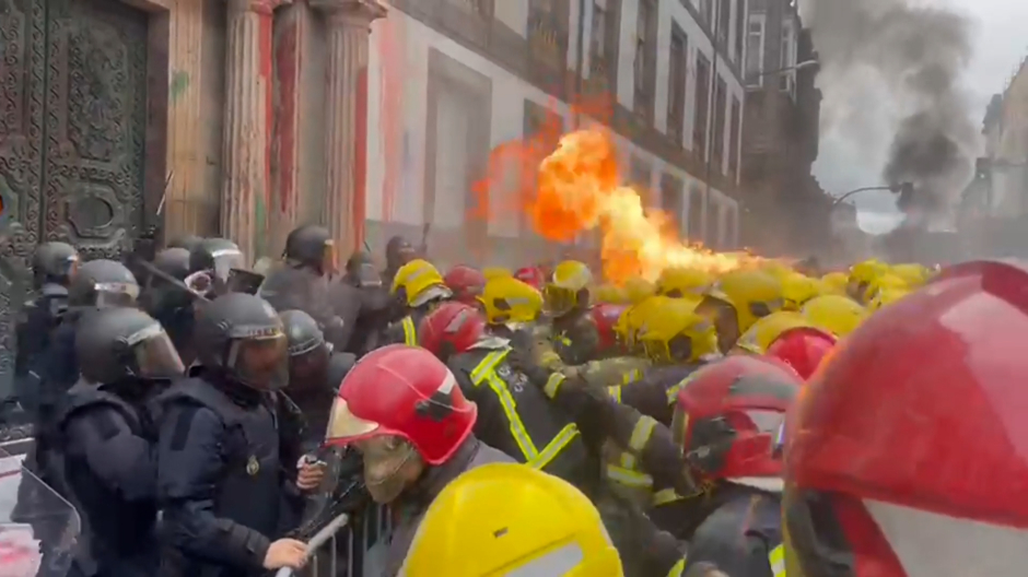 Bomberos en las calles de Orense durante la batalla campal