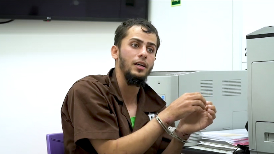 Uno de los milicianos de Hamás durante un interrogatorio