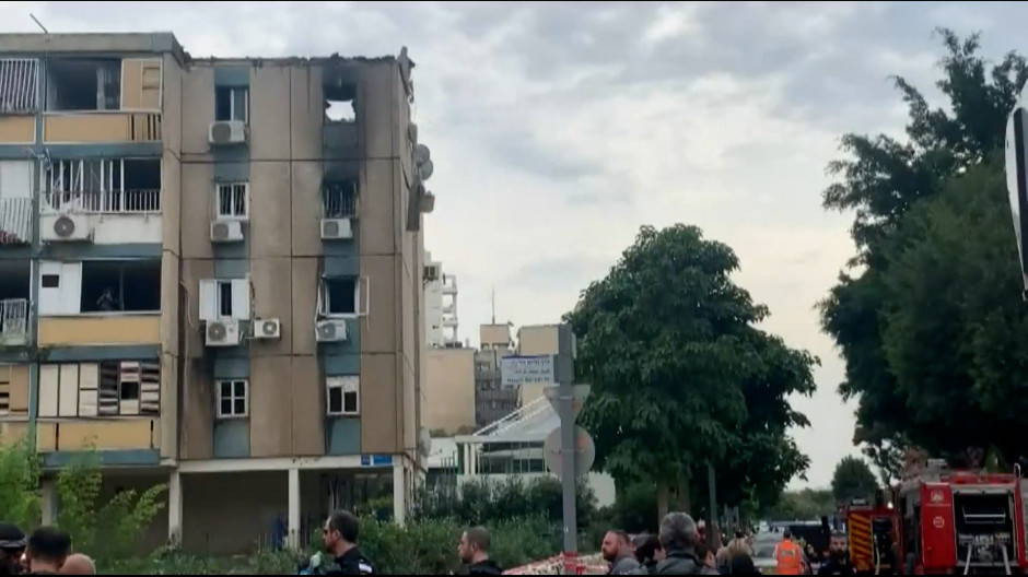 Un cohete de Hamás impacta en un edificio civil en Tel Aviv y deja tres heridos