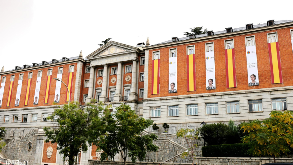 En el histórico y emblemático edificio del Colegio Mayor se han desplegado ocho banderas de España de 7 metros de alto