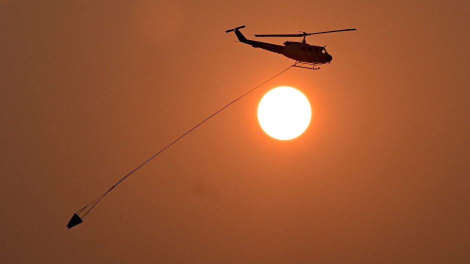 Helicóptero luchando contra las llamas en Australia