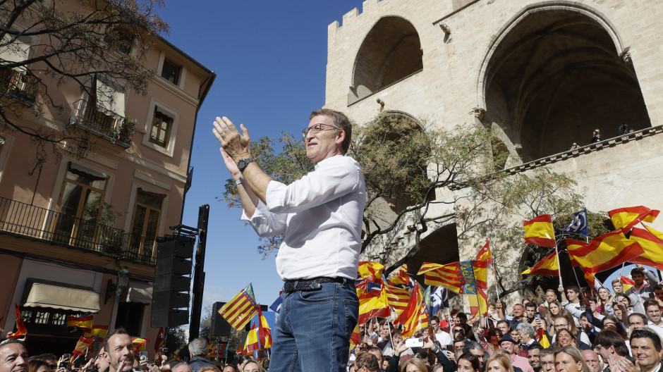 Feijóo: «¿No hay ningún socialista que diga: '¡Basta ya! Vamos a parar a este señor que ha usurpado la historia del PSOE'?»