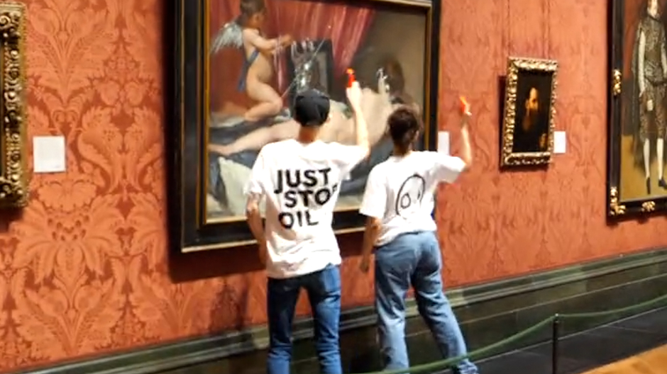 Los dos activistas de Just Stop Oil, dando martillazos al cuadro 'La venus del Espejo', de Velázquez
