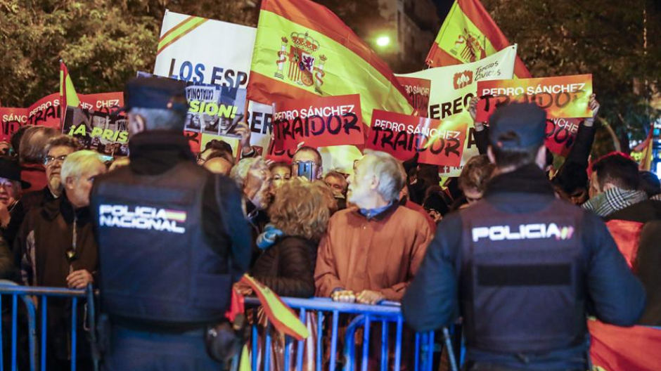 Concentraciones este lunes frente a la sede del PSOE en la calle Ferraz, en Madrid, contra los pactos de investidura