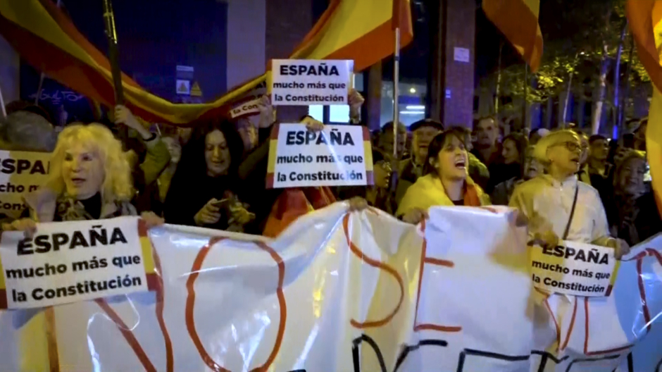 Personas manifestándose en contra de la amnistía, Barcelona