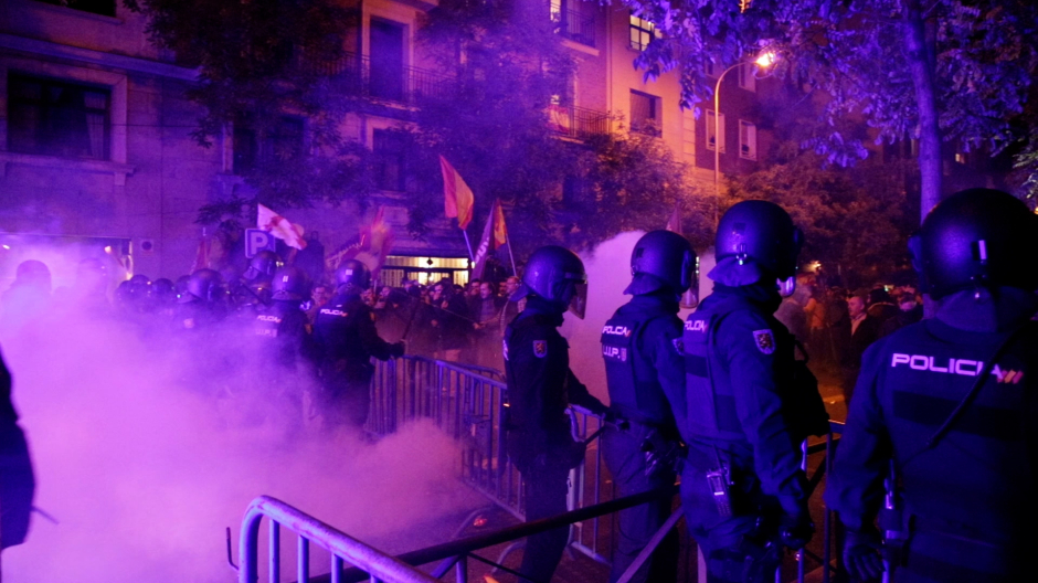 La protesta en Ferraz que concluye con gas lacrimógeno y pelotas de goma contra los manifestantes